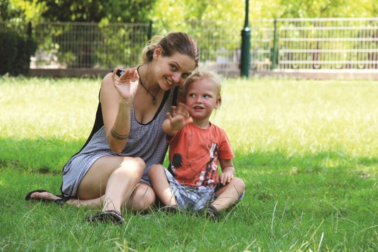  &quot;הילד שלי דובר שתי שפות, אנחנו רוקדים, שרים, לומדים דברים חדשים. הוא עוזר לי בעבודות הבית ואפילו מבשל איתי&quot;. אנה גל. צילום פרטי