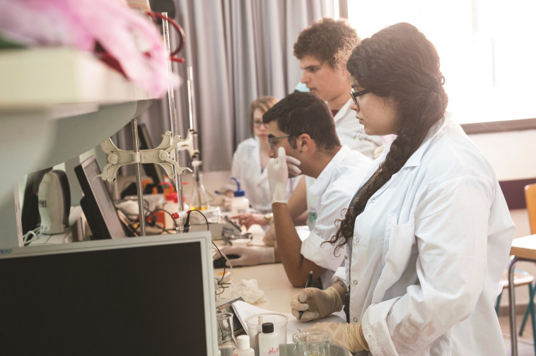 תלמידים מיאסא במעבדות. צילום: בני דויטש