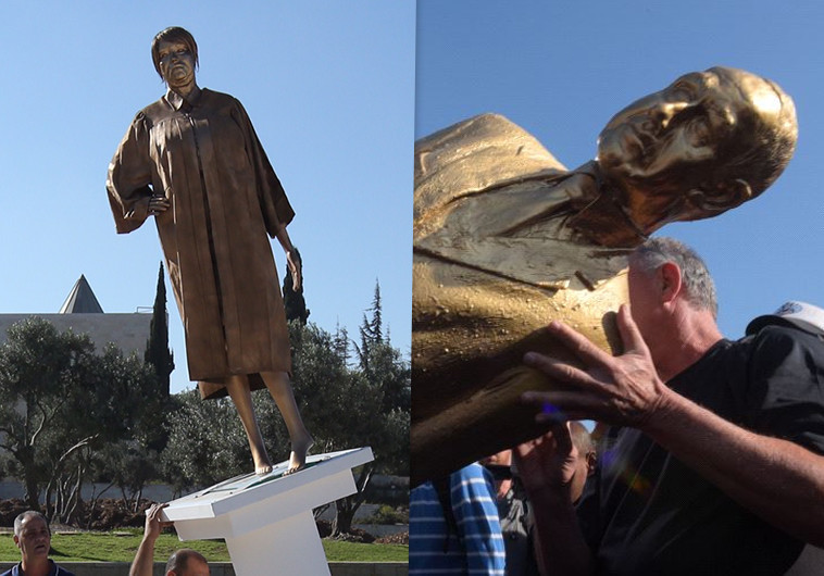 הסרת פסל הזהב בדמותה של מרים נאור, הפסל בדמותו של נתניהו שהורד. צילום: אבשלום ששוני