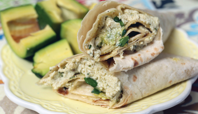 טורטייה עם אבוקדו וממרח טופו ונענע. צילום: אריאל בשור