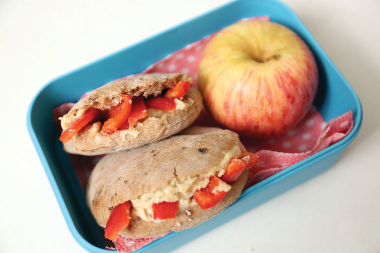 פיתה ביס עם ממרח לאבנה קשיו ופלפל אדום. צילום: אריאל בשור