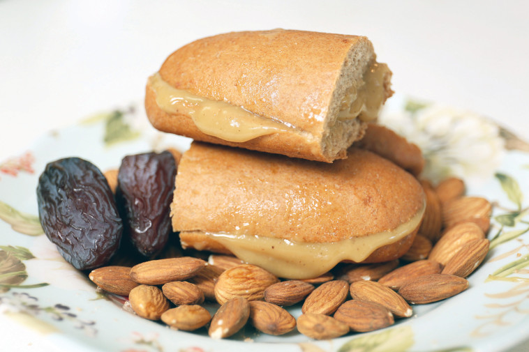 לחמנייה עם ממרח שקדים וסילאן. צילום: אריאל בשור