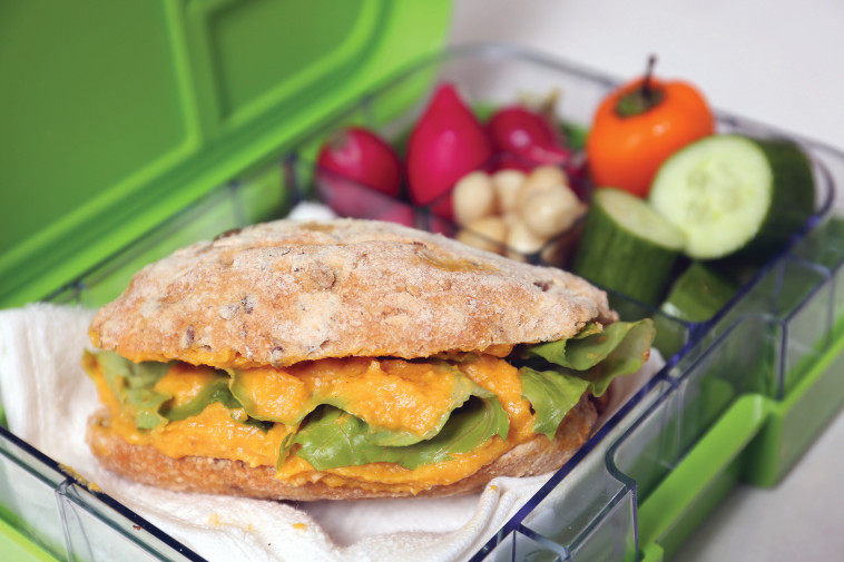 כריך עם ממרח בטטה ודלעת, יוגורט עזים ועלי חסה. צילום: אריאל בשור