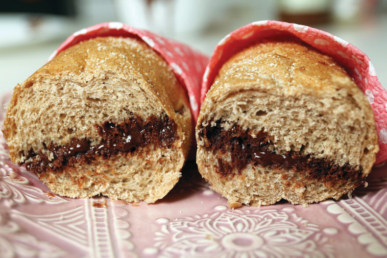 לחמנייה עם ממרח שוקולד ואגוזים ביתי. צילום: אריאל בשור