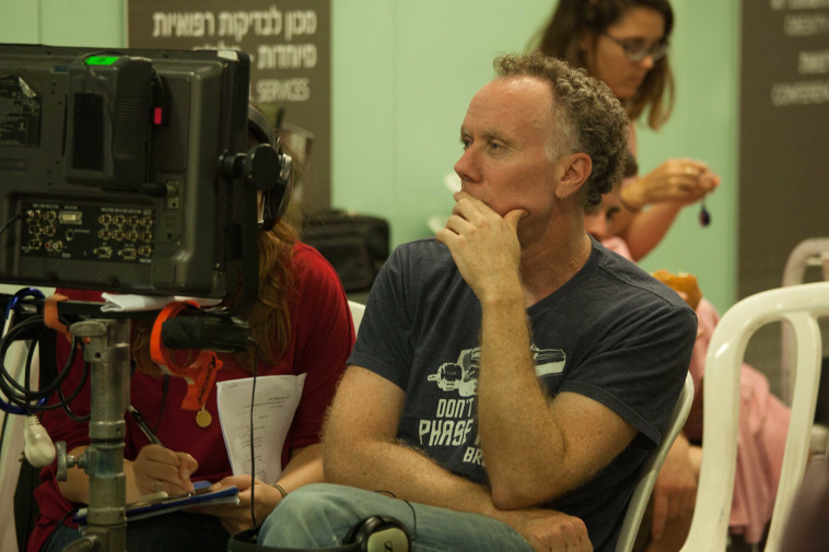 אריק רוטשטיין במאי הסרט &quot;אנטנה&quot; בצילומי הסרט. צילום: ורד אדיר 