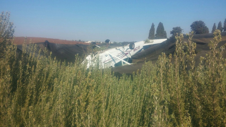 המטוס הקל שהתרסק סמוך לכפר שמריהו. צילום: TPS 