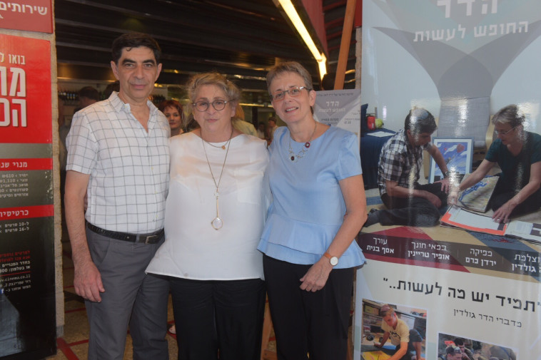 נחמה ריבלין עם הזוג גולדין. צילום: אבשלום ששוני 