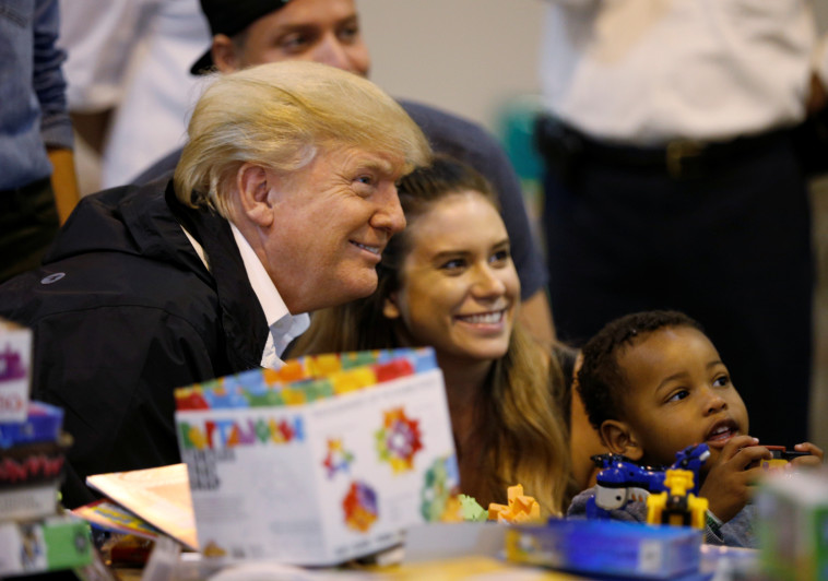 טראמפ מבקר תושבים בטקסס, היום. צילום: רויטרס