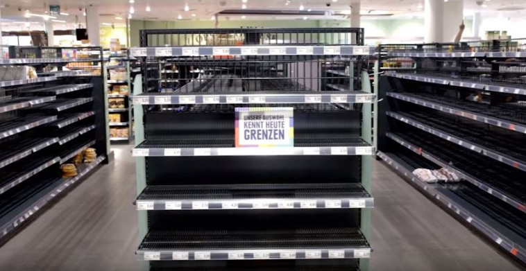 הסופרמרקט בהמבורג לאחר ריקון המדפים . צילום: יוטיוב