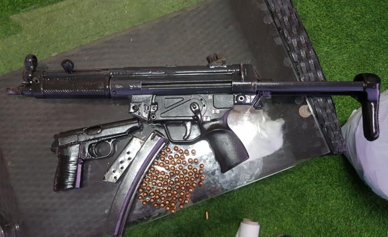 נשק שנתפס במהלך מבצע המעצרים של המשטרה, שבמהלכו נתפס מור. צילום: דוברות המשטרה