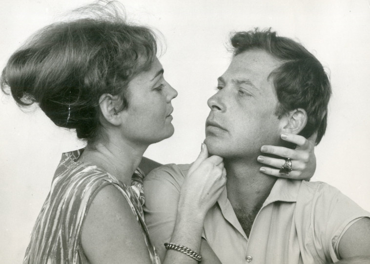 אלכס פלג עם דליה פרידלנד בהצגה המאהב, 1964. צילום: ירון מירלין 