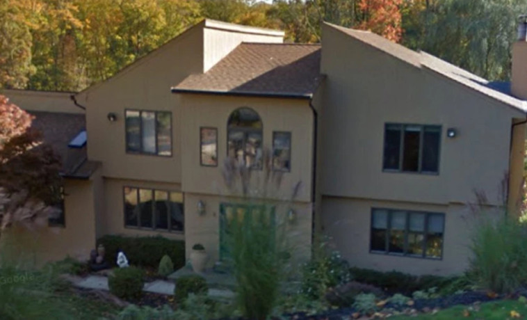 הבית בו תפס דוניס את אשתו על חם. צילום מסך