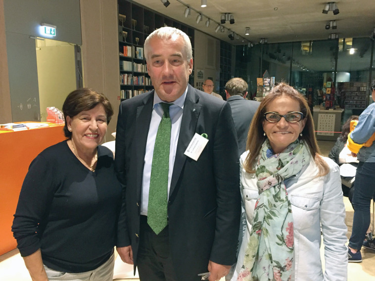 אילנה ואנקי עם שר התרבות והספורט הגרמני. צילום: אושרת רומנו