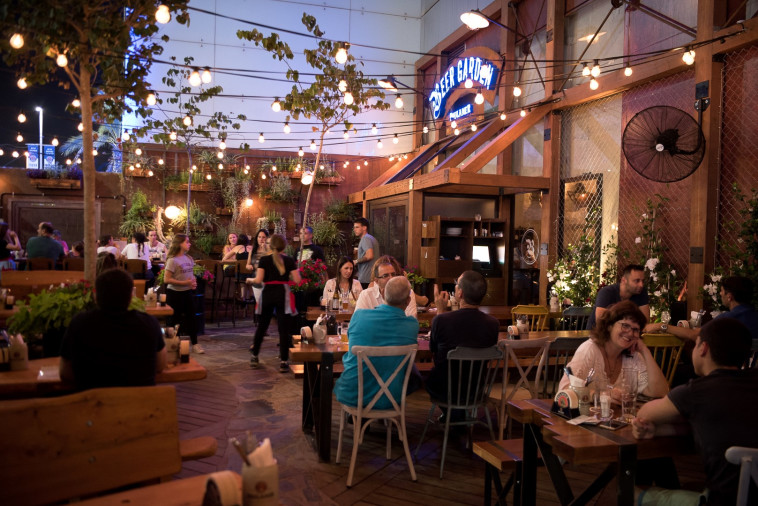 ביר גארדן של פאולנר בקניון שרונים. צילום: אנטולי מיכאלו