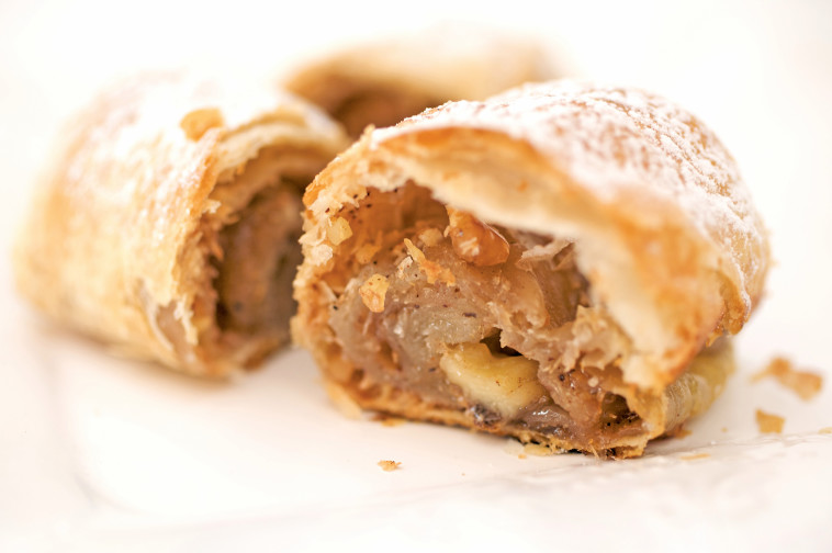 חיתוכיות משמש קוקוס ושקדים. צילום: דור כץ