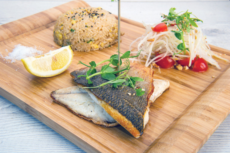 פילה בס עם אורז שום, אוקינאווה. צילום: יח&quot;צ