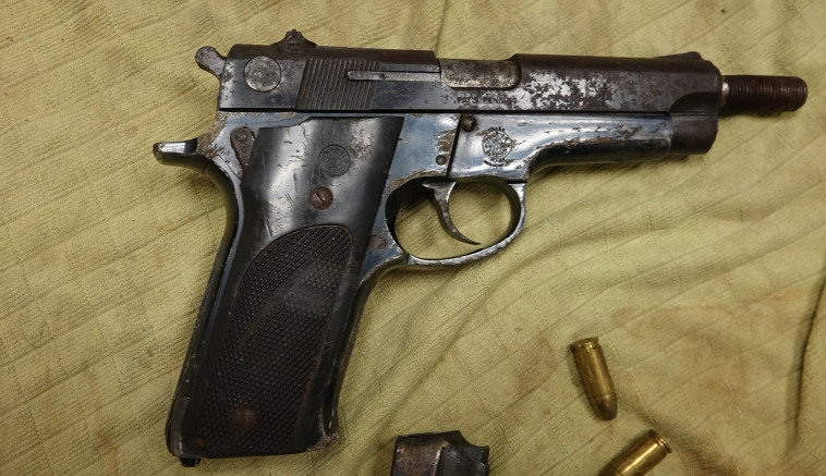 אקדח שאותר במבצע. צילום: דוברות המשטרה