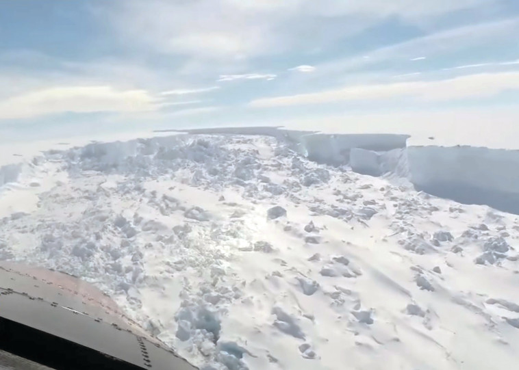 גם הקרחון הענק שהתנתק לא שכנע את הנשיא. צילום מסך