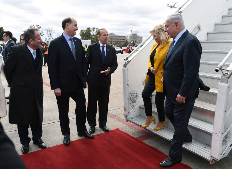 בני הזוג נתניהו בירידה מהמטוס. צילום: רויטרס