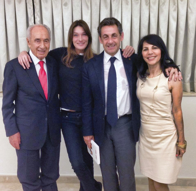 יונה ברטל עם שמעון פרס והזוג סרקוזי. &quot;הייתי אשת סודו, אני מתגעגעת אליו מאוד&quot;. צילום פרטי