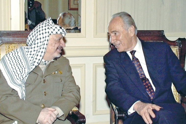 האמין בחזון שתי המדינות. פרס עם יאסר עראפת, 1996