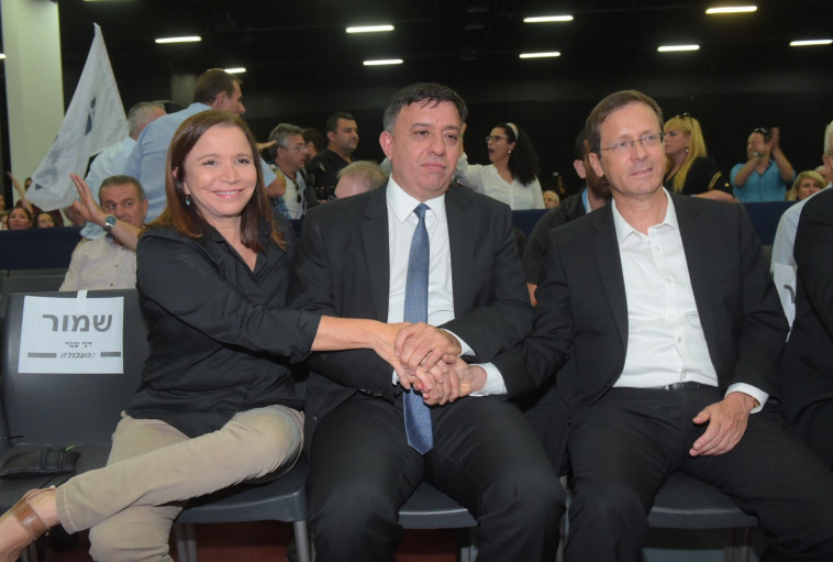 עם הרצוג ויחימוביץ'. &quot;לא מבליט את ההנהגה שלו&quot;. צילום: אבשלום ששוני