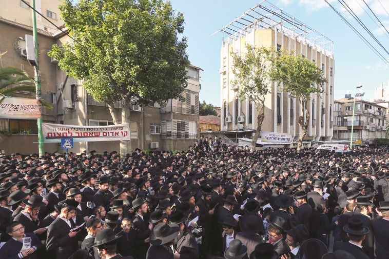 &ldquo;יצטרך להיות פה איזה משא ומתן&quot;. הפגנת חרדים בבני ברק נגד &quot;רדיפת הציבור החרדי בערד&quot;, דצמבר 2016.  צילום: פלאש 90