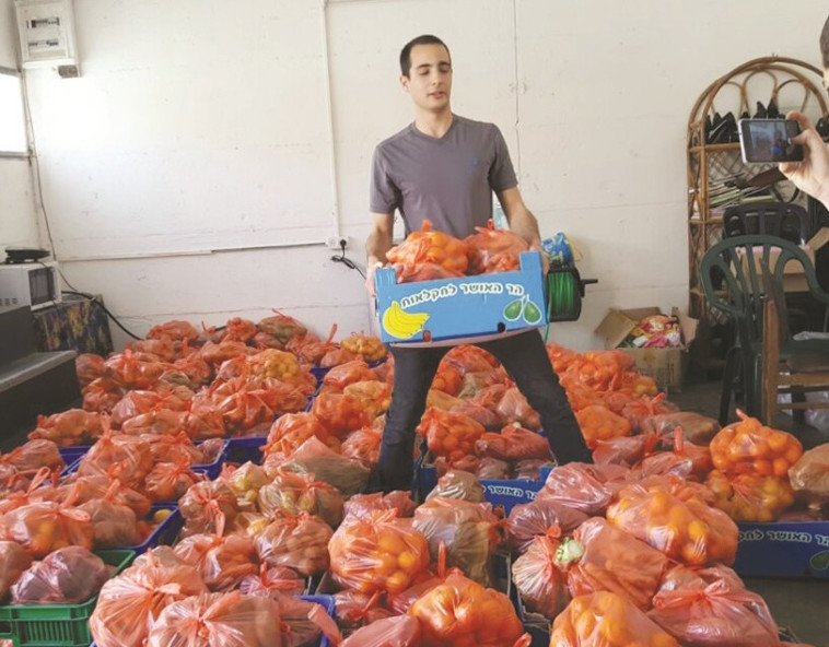 מתנדבים אורזים משלוחי מזון בעמותת חסדי נעמי/. צילום: חסדי נעמי 