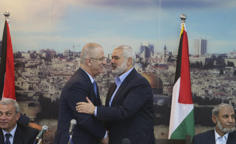 חמדאללה והניה ברצועה. &quot;תכירו במדינת ישראל&quot;, דורש רה&quot;מ. צילום: רויטרס