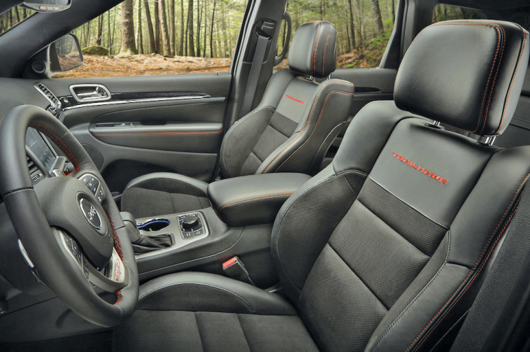 מושבי עור משולבים באלקנטרה, המוסיפים לאווירית הפרימיום. צילום: יח&quot;צ