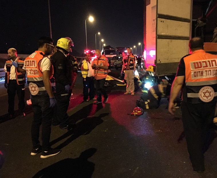 כוחות חילוץ במקום התאונה. צילום: מד"א כוחות חילוץ במקום התאונה. צילום: מד"א