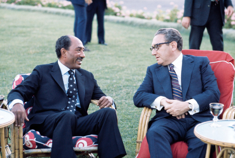 לא הייתה התחייבות כלפי קיסינג'ר. הנרי קיסינג'ר ואנואר סאדאת, צילום: גטי אימג'ס