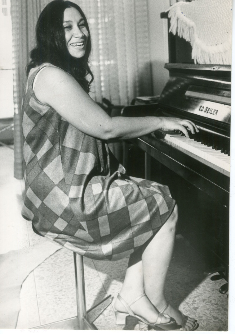 נעמי שמר שנת 1969 צילום אריה מייזלס נעמי שמר שנת 1969 צילום אריה מייזלס