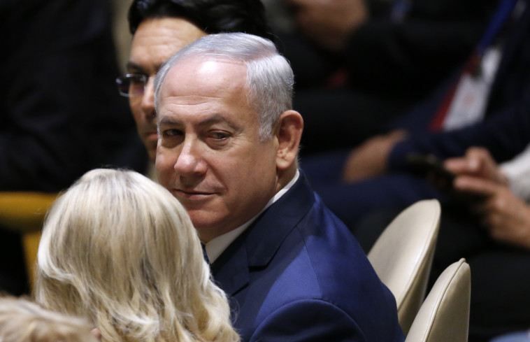 נתניהו מחויך בעת נאומו של טראמפ. "הנאום האמיץ ביותר ששמעתי מעודי". צילום: רויטרס נתניהו מחויך בעת נאומו של טראמפ. "הנאום האמיץ ביותר ששמעתי מעודי". צילום: רויטרס