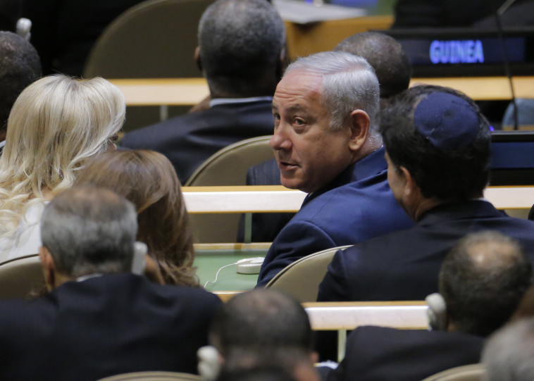 "לא שמעתי כאלה דברים אמיצים". בנימין ושרה נתניהו מאזינים לנאום. צילום: רויטרס "לא שמעתי כאלה דברים אמיצים". בנימין ושרה נתניהו מאזינים לנאום. צילום: רויטרס
