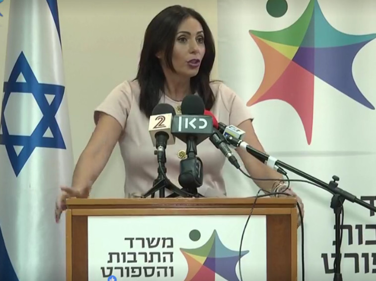 השרה רגב. לא רואה סרט לפני שהיא מבקרת אותו. צילום מסך השרה רגב. לא רואה סרט לפני שהיא מבקרת אותו. צילום מסך