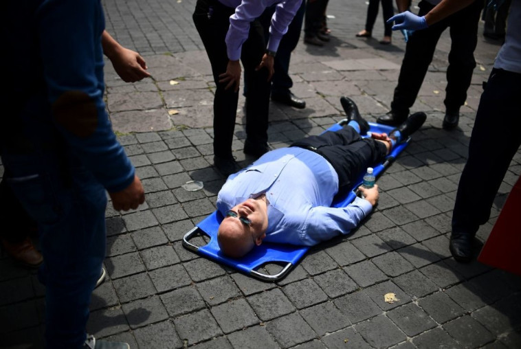 פצוע ברעידת האדמה במקסיקו. צילום: AFP פצוע ברעידת האדמה במקסיקו. צילום: AFP