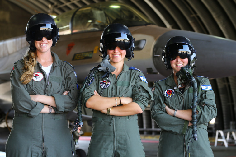 מימין: סגן ע', סרן א' וסרן ג'. צילום: לירן מולדובן