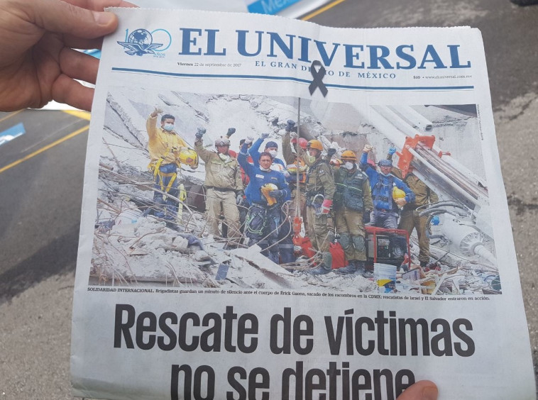 המשלחת הישראלת על שער &quot;אל יוניברסל&quot;. צילום: משרד החוץ