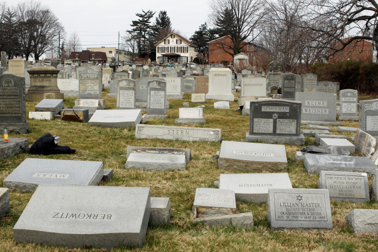 בית קברות יהודי שהושחת בפילדלפיה. 