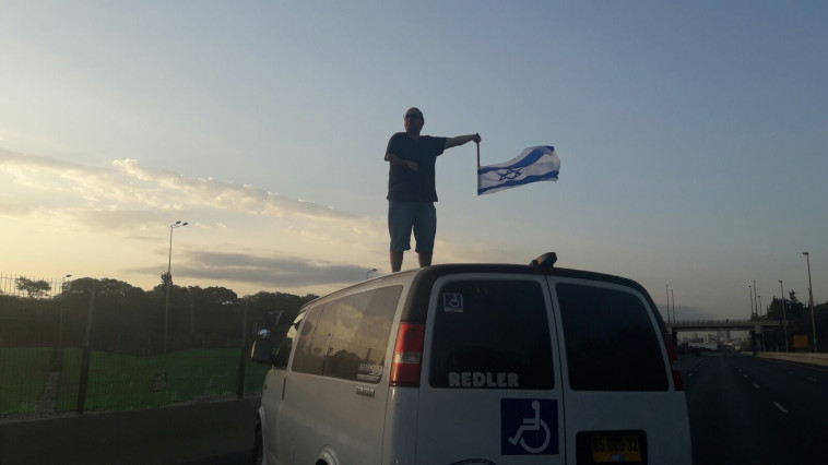 ארגוני הנכים עוצרים את התנועה באזור מחלף קק"ל. צילום: ארגון הנכים הופכים לפנתרים. ארגוני הנכים עוצרים את התנועה באזור מחלף קק"ל. צילום: ארגון הנכים הופכים לפנתרים.