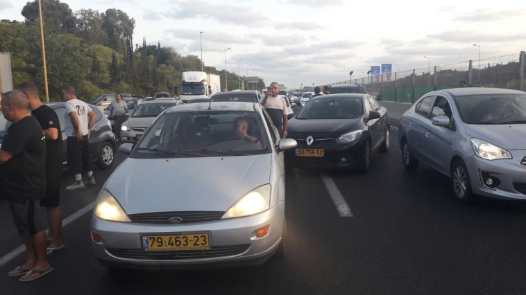 חסימת הכביש. צילום: ארגון הנכים הופכים לפנתרים חסימת הכביש. צילום: ארגון הנכים הופכים לפנתרים