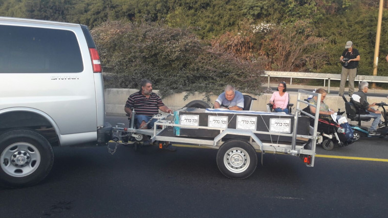 המוחים מציגים את ארגון הקבורה. צילום: ארגון הנכים הופכים לפנתרים המוחים מציגים את ארגון הקבורה. צילום: ארגון הנכים הופכים לפנתרים