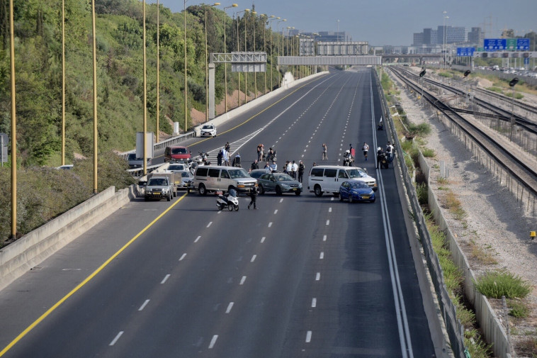 הנכים חוסמים את כביש 20. צילום: אבשלום ששוני