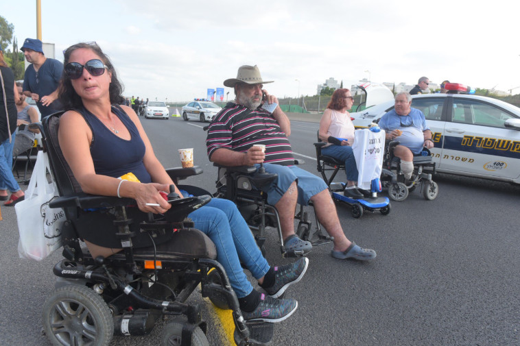 חסימת נתיבי איילון, הבוקר. צילום: אבשלום ששוני