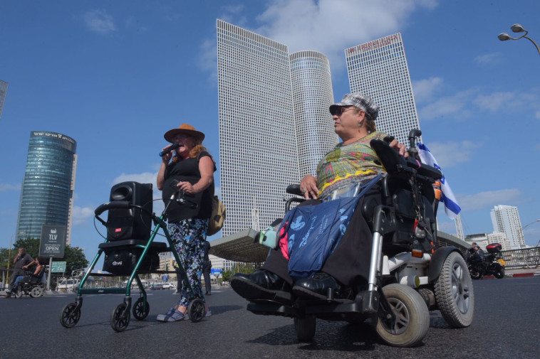 חסימה בדרך השלום עזריאלי, מחאת הנכים. צילום: אבשלום ששוני