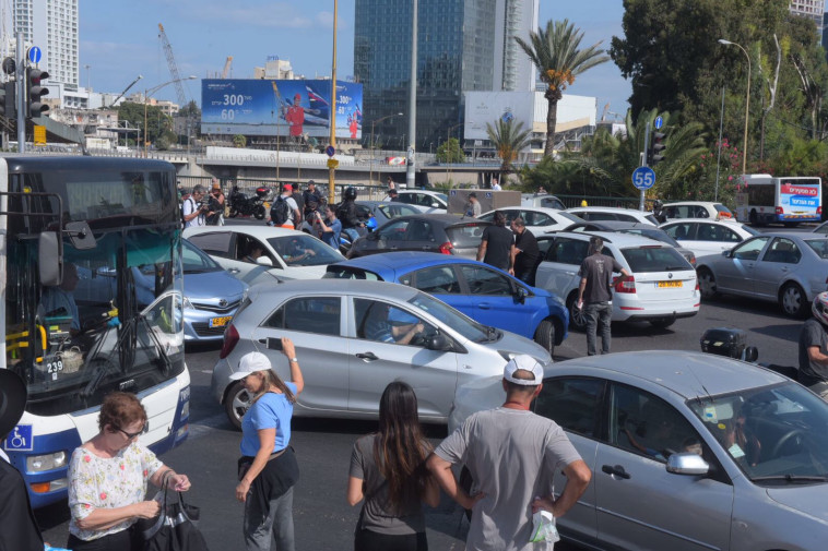 חסימה בדרך השלום עזריאלי, מחאת הנכים. צילום: אבשלום ששוני