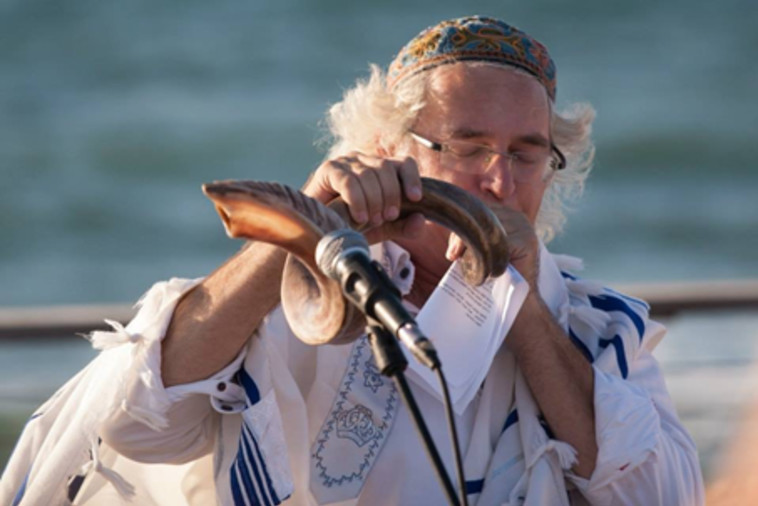 הרב גוטפריד תוקע בשופר. צילום: &quot;בית תפילה ישראלי&quot;