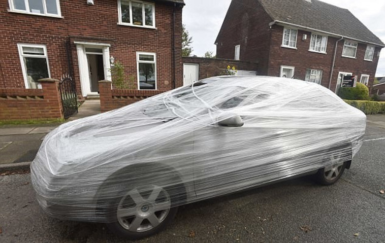 הרכב העטוף שחנה מול ביתו של ניל. צילום מסך