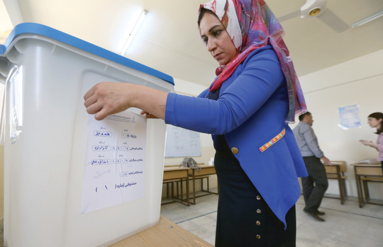 עובדת מכינה את הקלפיות. צילום: אלי דסה